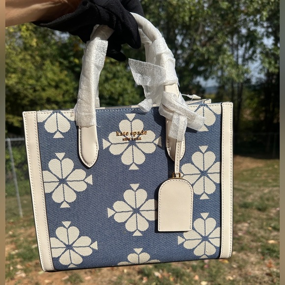 kate spade Handbags - Kate Spade NWT Spade Flower Canvas Manhattan Small Tote R$398 w/ Dustbag